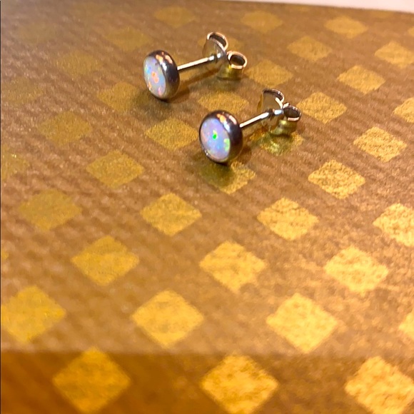 Super cute simulated opals in silver tone stud - Picture 3 of 3